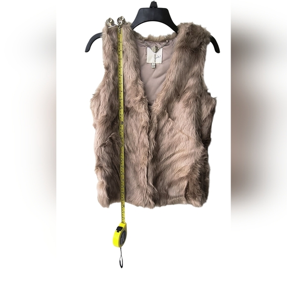 Joie Super Soft Faux Fur V Neckline Festival Boho Neutral Tan Clasped Vest XS - Picture 5 of 10